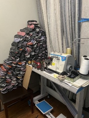 Sewing machine and fabric in the pad production workshop